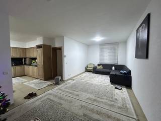 Moorslede - Verzorgde woning met 3 slaapkamers en garage te huur.Bestaande uit:Inkom, woonkamer, keuken, badkamer en berging1ste verdieping: 3...