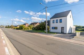 <p>Interesse in dit pand? Neem voor bijkomende informatie of het maken van een afspraak rechtstreeks contact op met Erik Smeijers via <strong>+32 497 53 07 96</strong> of <strong>erik@copandi.be</strong>.</p><p>Aan de Werchtersesteenweg in Betekom vind je deze volledig vernieuwde woning, waar oud karakter en hedendaags comfort elkaar vinden. De woning onderging een complete transformatie: alles werd ontmanteld en met zorg weer opgebouwd, wat resulteert in een frisse, energiezuinige thuis op een perceel van 571 m². Wie houdt van een landelijke omgeving met toch alle moderne troeven binnen handbereik, voelt zich hier meteen thuis.</p><p>De woning biedt een bewoonbare oppervlakte van 199 m², verdeeld over een heldere indeling met vier ruime slaapkamers en één badkamer. Het gelijkvloers kreeg een volledig nieuwe vloeropbouw met isolatie en vloerverwarming, klaar om naar wens te worden afgewerkt. Ook de keuken en badkamer wachten nog op hun definitieve invulling, wat je de kans geeft om deze ruimtes volledig naar eigen smaak in te richten. Buiten beschikt de woning over een aangelegde oprit met plaats voor twee wagens, een terras en een tuin waar je rustig kan vertoeven. Bovendien heeft deze woning aan de achterzijde een prachtig landelijk uitzicht.</p><p>Deze totaalrenovatie werd grondig aangepakt: het dak, inclusief het houten gebinte, werd volledig vernieuwd en voorzien van isolatie, net als de gevel. De buitenschrijnwerken zijn uitgevoerd in PVC met dubbele beglazing. Voor de verwarming is gekozen voor een lucht-waterwarmtepomp gekoppeld aan vloerverwarming op het gelijkvloers, terwijl de bovenverdieping wordt verwarmd en gekoeld via airco's. Verder voorzag men een nieuwe septische put van 1.600 liter aan de voortuin en een regenwaterput van 10.000 liter aan de achtertuin, aangesloten op de toiletten. Deze aanpak resulteert in een uitstekend EPC-label A met een score van 52 kWh/m² en een E-peil van 33, een garantie voor een comfortabele en energiezuinige woning.</p><p>Betekom combineert de rust van het platteland met een vlotte bereikbaarheid: de Werchtersesteenweg vormt een directe verbindingsas richting Werchter, Aarschot en de ruimere regio, en ook scholen, winkels en openbaar vervoer liggen op een handig bereik. Een ideale uitvalsbasis voor wie landelijk wil wonen zonder de stad ver te moeten zoeken.</p><p>Benieuwd naar de mogelijkheden van deze volledig vernieuwde woning? Neem contact op met ons kantoor om een bezichtiging in te plannen, of bekijk alvast de virtuele tour voor een eerste indruk.</p>
