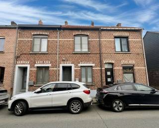 <p><span>Spacious, completely renovated and energy efficient house in Leuven, located in a quiet residential area yet close to stores, schools and the motorway entrance. On the ground floor you will find an entrance hall, a cozy living room with lounge and dining area, an equipped kitchen and guest toilet. Upstairs there are 3 bedrooms and a bathroom with bath/shower, washbasin and toilet. In addition, there is a spacious basement and a deep garden where you can enjoy in privacy. Available from February 1, 2026. Definitely worth a visit! </span></p>