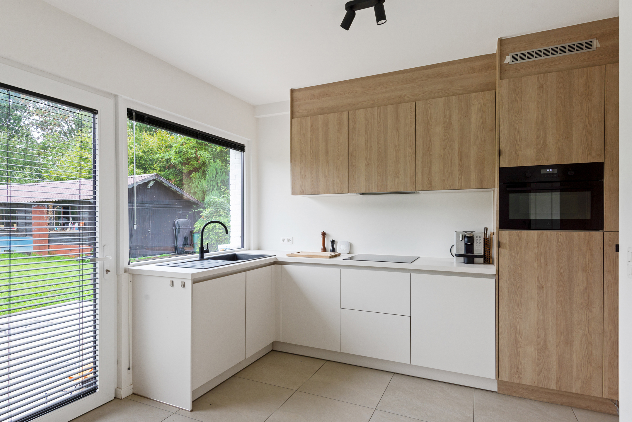 Moderne, instapklare Bungalow met 4 slpk. en 2 badk. en bijgebouw op 12 are 30 ca - foto 5