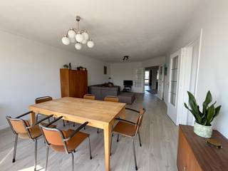 Ruim en lichtrijk 2-slpk app met garagebox en terras op uitstekende locatie!Bezoekmoment woensdag 13 mei tussen 18u en 20u. Locatie:Gelegen aan de...