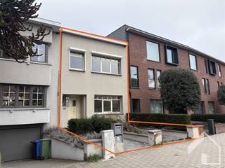 <p><span>Lichtrijke huurwoning met tuin, terras en oprit in aangename buurt van Wilrijk</span></p><p><span>In een leuke en gegeerde buurt in Wilrijk, met winkels, scholen, openbaar vervoer en invalswegen vlakbij, vindt u deze aangename en goed onderhouden huurwoning. Dankzij de praktische indeling, het goede EPC en de buitenruimtes is dit een ideale woning voor wie comfortabel en centraal wil wonen.</span></p><p><span>De woning beschikt over een lichte en ruime leefruimte waar grote ramen zorgen voor een aangename lichtinval. Aansluitend bevindt zich de geïnstalleerde keuken, die alle nodige toestellen biedt voor dagelijks gebruik en een vlotte verbinding vormt met het terras en de tuin. Deze buitenruimtes zijn perfect om te ontspannen, te genieten van het mooie weer of gezellig samen te zijn met familie en vrienden.</span></p><p><span>Op de verdiepingen bevinden zich twee grote slaapkamers en een derde, kleinere kamer die ideaal is als kinderkamer, bureau of hobbyruimte. Daarnaast is er een ruime dressing die zorgt voor extra comfort en bergruimte. De moderne badkamer is stijlvol ingericht en biedt alles wat u nodig heeft voor een aangenaam dagelijks gebruik.</span></p><p><span>De woning beschikt verder over een kelder die dienstdoet als garage en bergruimte. Hoewel deze te laag is voor een wagen, is ze bijzonder praktisch dankzij de aansluiting voor wasmachine. Voor de woning is er bovendien een oprit, wat parkeren eenvoudig maakt. Overal in de woning zijn rolluiken voorzien, wat bijdraagt aan privacy en comfort.</span></p><p><span>Met een gunstig EPC, een rustige maar centrale ligging en onmiddellijke beschikbaarheid is deze woning een uitstekende kans voor wie op zoek is naar een comfortabele huurwoning in Wilrijk.</span></p><p><span> </span></p><p><span>Interesse? contacteer ons via de website info@immomk.be. </span></p><p><span> </span></p><p><span> </span></p>