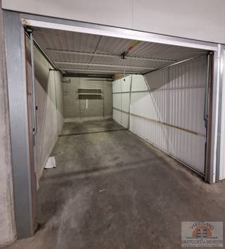 Garagebox met afmetingen 5,4m lang en 2,45m breed. De garage is gelegen in een mooi onderhouden, ruime ondergrondse garage. Er is verlichting...
