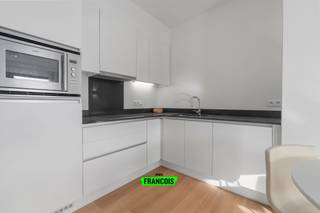 In het charmante De Haan presenteren wij u deze moderne en stijlvolle assistentiewoning, gelegen in het residentiële complex Golf by Zilverduin. Omgeven door een groen decor en op wandelafstand van zee en duinen, geniet u hier volop van rust, natuur én comfort.<br /><br />Het appartement beschikt over een volledig uitgeruste open keuken met keramische kookplaat, combi-oven, koelkast met diepvriesvak, vaatwasmachine en voldoende bergruimte. De ruime, lichtrijke woonkamer met grote ramen sluit naadloos aan op het zonnige terras, dat een prachtig open zicht biedt op de groene binnentuin.<br /><br />De woning telt één ruime slaapkamer en een uiterst toegankelijke badkamer, voorzien van een inloopdouche met opklapstoel, lavabo en toilet.<br /><br />Als bewoner geniet u bovendien van een waaier aan faciliteiten: een restaurant, bibliotheek, fitnessruimte, computerlokaal en fraai aangelegde tuinen. Dankzij de permanente oproep- en eerstehulpservice (24/7) woont u hier zelfstandig, maar steeds met een veilig gevoel.<br /><br />Bent U op zoek naar een prachtige assistentiewoning gelegen in oase van rust? Mis uw kans dan niet en plan uw bezoek alvast in!<br /><br />