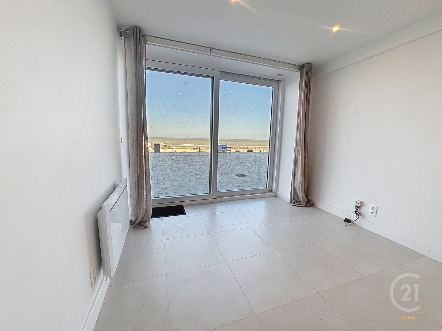 Volledig gerenoveerd gelijkvloers appartement aan de Zeedijk van Westende - foto 3