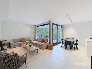 <p>Stijlvol nieuwbouwappartement te huur in Keerbergen.</p><p>Dit modern nieuwbouwappartement combineert comfort, energiezuinigheid en een uitstekende ligging vlakbij de Delhaize en het centrum van Keerbergen. Winkels, scholen en openbaar vervoer bevinden zich op wandelafstand.<br />Het appartement is uiterst energiezuinig en uitgerust met zonnepanelen en een warmtepomp, wat resulteert in een laag energieverbruik en optimaal wooncomfort (E peil 10).<br />Het beschikt over een ruime en lichtrijke living, met een open volledig ingerichte keuken. De keuken is uitgerust met een kookeiland en kwalitatieve Miele-toestellen: inductiekookplaat, koelkast, vaatwasser, oven en microgolf. Hier vind je ook een berging met aansluiting voor wasmachine en droogkast.<br />Verder zijn er drie slaapkamers, een moderne badkamer met inloopdouche en dubbel meubel en een apart toilet.<br />Vanuit de living heb je toegang tot een mooi en ruim terras, ideaal om te genieten en te ontspannen.<br />Extra troeven zijn een ondergrondse autostaanplaats, een zeer ruime privatieve kelderberging.</p><p>Het appartement is volledig geschilderd en is voorzien van lichtarmaturen en gordijnrails.</p><p>Kortom een instapklaar appartement met hoogwaardige afwerking op een toplocatie.</p><p>Vaste kosten: 85 euro</p><p>Wens je graag een bezichtiging, bel 016/ 90 10 21 of per mail: info@future-home.be.</p><p>EPC: E peil 10</p>