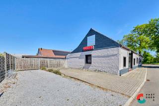 <p><strong>Karaktervolle woning met polyvalente handelsruimte en een authentieke uitstraling.</strong></p>
<p><strong>Volledig gerenoveerd in 2011.</strong></p>
<p><strong>Beschrijving</strong></p>
<p>Bent U op zoek naar een woning met karakter, ruimte en de mogelijkheid om uw eigen woonproject vorm te geven dan biedt dit historisch pand in Hechtel een ideale kans.</p>
<p>Deze unieke eigendom biedt maar liefst 260 m² bruikbare ruimte op een perceel van 5.51 are.</p>
<p>Mits een kleine bestemmingswijziging kan deze eigendom uitgroeien tot een bijzondere gezinswoning, een combinatie van wonen en werken of een ruime woonst wie houdt van open ruimtes en sfeervolle elementen.</p>
<p>De authentieke architectuur en het herkenbare karakter van het pand zorgen voor een unieke sfeer die vandaag nog weinig te vinden is.</p>
<p>Het gebouw verkeert in goede constructieve staat en beschikt over dubbele beglazing, de aansluitingen van gas, elektriciteit en water zijn voorzien waardoor het pand meteen bruikbaar is.</p>
<p>Het EPC heeft een label C.</p>
<p>Daarnaast geniet U van een gunstige ligging in een rustige groene woonomgeving, nabij lokale voorzieningen, scholen en verbindingswegen.</p>
<p>Bent U op zoek naar een woning die U volledig naar uw hand kunt zetten en waar authenticiteit en potentieel centraal staan?</p>
<p>Dan is dit pand zeker een bezoek waard.</p>
<p>Contacteer ons gerust voor meer informatie of een bezichtiging.<span> </span></p>