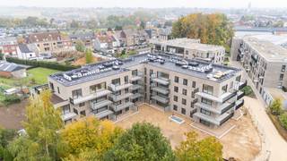 <p>Op zoek naar een appartement te koop in Halle? Dit instapklare nieuwbouwappartement met 1 slaapkamer in Residentie Kwikstaart combineert modern comfort, energiezuinig wonen en een rustige ligging aan het Mathilde Popeleu-erf. Ideaal als eigen woonst of investering.</p><p>Je komt binnen via een inkomhal met vestiaireruimte en een apart toilet met handwas. De lichtrijke leefruimte met open, volledig ingerichte keuken vormt het hart van het appartement. Aansluitend vind je een praktische berging en een ruim terras waar je in alle rust kan genieten van de buitenlucht.</p><p>Verder beschikt het appartement over een volwaardige slaapkamer en een moderne douchekamer.</p><p>Dankzij de energiezuinige technieken zoals vloerverwarming via warmtepomp en zonnepanelen geniet je van lage energiekosten en een toekomstgerichte woonoplossing.</p><p>Gelegen in een groene, rustige omgeving nabij het centrum van Halle, winkels, scholen en openbaar vervoer. Een interessante opportuniteit voor wie comfortabel en centraal wil wonen.</p>
