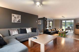 <p>In de <strong>rustige en gegeerde woonwijk</strong> aan de <strong>Kruiskouter in Leefdaal</strong> vindt u deze charmante en verrassend ruime woning op een perceel van <strong>5 are 60 ca</strong>. De ligging biedt een ideale combinatie van kalmte en bereikbaarheid, met winkels, scholen en ontspanningsmogelijkheden in de nabije omgeving. Dankzij de <strong>vlotte verbinding met de E40</strong> en de <strong>centrale positie tussen Leuven en Brussel</strong> geniet u hier van een uitstekende mobiliteit.<br /><br />Bij het betreden van de woning wordt u verwelkomd in een aangename en <strong>lichtrijke leefruimte</strong>. De aansluitende <strong>veranda</strong> vormt een echte meerwaarde en baadt het interieur in natuurlijk licht, terwijl u tegelijkertijd een mooi zicht krijgt op de tuin. De <strong>volledig uitgeruste keuken met gasvuur</strong> sluit hier naadloos op aan en biedt alle comfort voor wie graag kookt en gasten ontvangt.<br /><br />Op de verdieping bevinden zich <strong>drie volwaardige slaapkamers</strong>, elk met een aangename lichtinval, en <strong>een badkamer</strong> die praktisch is ingericht. <strong>Inbouwkasten</strong> zorgen doorheen de woning voor extra opbergruimte en een nette, georganiseerde uitstraling.<br /><br />De woning is <strong>volledig onderkelderd</strong>, wat tal van mogelijkheden biedt voor stockage, hobbyruimte of werkplaats. Bovendien werd recent een <strong>gloednieuwe gascondensatieketel</strong> geplaatst, wat bijdraagt aan het comfort en de energiezuinigheid (<strong>EPC C</strong>). Dankzij de verzorgde staat is dit huis <strong>volledig instapklaar</strong>.<br /><br />De tuin vormt een fijne buitenruimte waar u in alle rust kan genieten van het groen en de privacy. Kortom, een ideale gezinswoning voor wie comfortabel wil wonen op een strategische locatie.<br /><br /><strong>Neem vandaag nog contact met ons op en ontdek zelf de troeven van deze woning tijdens een bezoek!</strong></p>