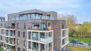 Een recent en zongericht appartement met oa. 2 slaapkamers, aangenaam terras, kelder en ondergrondse parking welgelegen nabij centrum en...