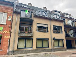In het centrum van Ruddervoorde is dit charmante appartement gelegen met uitzicht op de markt. Dit appartement is vlot bereikbaar en is nabij...