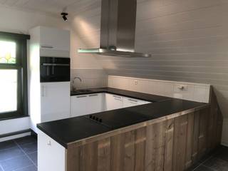 Totaal gerenoveerd (2025) instapklaar appartement 1v in landelijke omgeving gelegen tussen Sint-Gillis-Waas en sint-niklaas op domein Jaeghershof.<br />Woonkamer(39m2) met open keuken voorzien van alle comfort met zicht op weiden. Twee ruime slaapkamers(20 en 32m2) die eventueel kunnen ingericht worden als thuiswerk / slaap ruimte. Badkamer met douche , lavabo, spiegelkast, toilet, wasplaats en inbouwkasten. Nachthal en daghal met bibliotheek.<br />3 parkeerplaatsen, fietsen en moto stalling<br />Energetisch voorzien van alle moderne technologie: warmtepomp per ruimte, zonnepanelen(10kw), thuisbatterij(15kw) HR dubbel glas en extra isolatie.<br />Tuin met vijver, bbq tuinhuis en pergola.<br />Houdt U van paarden of natuur in een rustige omgeving dan is dit de ideale woning.<br />Geen maandelijkse kosten<br />Beschikbaar vanaf 1/1/2027