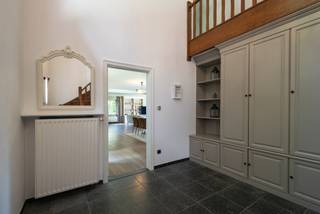 <p>Met maar liefst 5 slaapkamers en 2 badkamers biedt deze woning alle ruimte voor een groot gezin, maar leent ze zich dankzij haar praktische indeling eveneens uitstekend voor een combinatie van wonen/werken of co-housing.<br />De woning werd doorheen de jaren met de nodige zorg onderhouden en is bovendien uitgerust met 20 zonnepanelen, een belangrijke troef op het vlak van energieverbruik en toekomstgericht wonen.<br />Ook de ligging vormt een duidelijke meerwaarde. Dankzij de zeer goede bereikbaarheid geniet u van vlotte verbindingen richting Antwerpen en de omliggende gemeenten, terwijl u tegelijkertijd kunt genieten van het aangename en residentiële karakter van de gemeente Schilde. Een ruime en verzorgde villa met tal van mogelijkheden, ideaal voor wie op zoek is naar ruimte, flexibiliteit en comfortabel wonen in Schilde.</p>
<p><strong>GELIJKVLOERS<br /></strong>Via de <strong>inkomhal van 19m²</strong> op blauwe steen, met ingebouwde vestiairekasten, gastentoilet en handenwasser, betreedt u de woning. Het <strong>bureel van 19m²</strong> is afgewerkt met eikenparket. De <strong>woonkamer van 35m²</strong> beschikt over een tv-meubel en bibliotheekkast en sluit aan op de <strong>eetkamer van 36m²,</strong> eveneens op eikenparket en voorzien van een bibliotheekkast.</p>
<p>De <strong>keuken van 29m²</strong> op blauwe steen is uitgerust met een inductievuur, koelkast, vaatwasser, microgolfoven, heteluchtoven, composieten werkblad, dubbele spoelbak, kookeiland en ontbijthoek. Aansluitend bevindt zich de <strong>bijkeuken/wasplaats van 15m²</strong> met ingebouwde kasten en aansluitingen voor wasmachine en droogkast.</p>
<p>De <strong>garage van 46m²</strong> op tegel beschikt over een uitgietbak. <br />De volledig omheinde tuin is voorzien van een automatische toegangspoort, een <strong>terras van 12m²</strong> en een <strong>overdekt terras van 17m²,</strong> beide op blauwe steen.</p>
<p><strong>1STE VERDIEPING<br /></strong>De <strong>overloop van 14m²</strong> op parket beschikt over een nachttoilet en linnenkasten. <br /><strong>De hoofdslaapkamer van 36m²</strong> op parket beschikt over een ensuite dressing en geeft toegang tot de <strong>hoofdbadkamer van 16m²</strong> op tegel, uitgerust met ligbad, douche en dubbel lavabomeubel met spiegelkasten. Verder zijn er nog <strong>4 slaapkamers</strong> van <strong>respectievelijk, 38m², 11m², 16m² en 17m² </strong>en een <strong>badkamer van 8m²</strong> met inloopdouche, lavabo en toilet.</p>
<p>De <strong>zolder van 120m²</strong> biedt bijkomende opbergruimte.</p>
<p><strong>BIJZONDERHEDEN<br /></strong>20 zonnepanelen, camerabewaking, alarm, kruipruimte, regenwaterput, cv op aardgas, thermostatische kranen, dubbele beglazing, houten schrijnwerk, vaste vliegenhorren en aansluiting voor automatische rolluiken</p>
<p><strong>POSITIEVE PUNTEN<br /></strong>Instapklaar<br />Fantastische indeling<br />Duurzame materialen<br />Zéér goed onderhouden<br />Onmiddellijk beschikbaar<br />Zéér goede bereikbaarheid<br />Ideaal wonen/werken/co-housing</p>