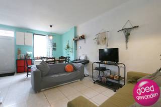 <strong>MAISON FAMILIALE PRÊTE À EMMÉNAGER</strong> avec <strong>3 chambres,</strong> grand <strong>jardin</strong> en ville, <strong>cour </strong>pratique avec <strong>local vélo</strong> et <strong>terrasse</strong> ensoleillée, située à distance de marche ou vélo du <strong>centre-ville</strong> avec ses commerces, terrasses, restaurants, services publics, etc.<br /><br /><strong>MITOYENNE MAIS COMME UNE SEMI-OUVERTE</strong><br /><br />Cette charmante maison mitoyenne offre le confort d’une habitation familiale avec les avantages d’une maison semi-ouverte. Grâce à un chemin de servitude pratique, vous accédez à l’arrière sans devoir traverser la maison — idéal pour les vélos, les déchets ou un accès rapide.<br /><br /><strong>POINTS FORTS</strong><br /><br />+ 3 chambres (dont une grande chambre sous les combles avec terrasse)<br />+ Grand jardin de 350 m² avec abri de jardin (seulement accessible via servitude)<br />+ Sous-sol aménagé avec buanderie, rangement & véranda ou local vélo avec accès à la cour et au jardin<br />+ Cour avec accès au chemin de servitude<br />+ Accès arrière à pied ou à vélo via le chemin<br />+ Installation électrique conforme<br /><br /><strong>PAS D’OBLIGATION DE RÉNOVATION</strong><br /><br />+ Label PEB D (aucune obligation de rénovation)<br />+ Maison mitoyenne (pertes de chaleur limitées)<br />+ Nouvelle chaudière au gaz (2024)<br />+ Châssis en bois avec double vitrage, toiture isolée<br />+ Terrasse orientée sud-ouest<br />+ Prête à emménager, seulement quelques petits rafraîchissements à prévoir.<br /><br /><strong>Pour plus d’infos ou une visite sur place, contactez notre bureau au 012 744 844 ou par e-mail à info@goedgevonden.be</strong>