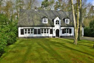 Centraal en residentieel gelegen sfeervolle villa in neo-kempische stijl met o.a. 4  5 slaapkamers,1 badkamer, bureel en inpandige garage,...