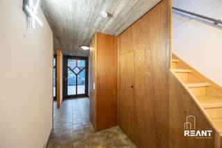 <h3><span>Gezellig 1-slaapkamer duplex appartement met terras in hartje Kontich</span></h3><h3><span> </span></h3><p><span>Dit charmante en lichtrijke duplex appartement is ideaal voor een alleenstaande of koppel dat comfortabel en centraal wil wonen.</span></p><p><span>Het appartement beschikt over een ruime leefruimte met een warme houten plafondafwerking en grote raampartijen die zorgen voor een aangename natuurlijke lichtinval. Aansluitend bevindt zich een unieke veranda/serre, perfect in te richten als eetruimte of gezellige zithoek, met directe toegang tot een zonnig terras.</span></p><p><span>De open keuken is praktisch ingericht en voorzien van voldoende kastruimte. De rustig gelegen slaapkamer biedt voldoende plaats voor een tweepersoonsbed en kasten. De badkamer is uitgerust met een ligbad, lavo in meubel en toilet.</span></p><p><span>Het appartement is gelegen in een rustige straat, maar toch op wandelafstand van het centrum van Kontich. Winkels, openbaar vervoer en belangrijke invalswegen bevinden zich in de onmiddellijke nabijheid.</span></p><p><span> </span></p><p><span>Bijzonderheden:</span></p><p><span>* Aangename lichtinval en mooi uitzicht dankzij grote raampartijen</span></p><p><span>* Standaard huurcontract</span></p><p><span>* Plaatsbeschrijving op gedeelde kosten</span></p><p><span>* Huurwaarborg van 3 maanden</span></p><p><span>* Geschikt voor een rustige alleenstaande of koppel</span></p><p><span> </span></p><p><span>Onmiddellijk beschikbaar</span></p>