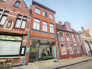 Fantastisch gelegen handelsruimte van 35 m² te huur in het centrum van Brugge, langs de Wulfhagestraat (zijstraat Noordzandstraat) en vlakbij parking Zilverpand en 't Zand. Het pand met een gevelbreedte van +/- 5 meter geniet van een énorme visibliteit, volledig gerenoveerd en dus instapklaar. In combinatie met de passage is dit dé ideale uitvalsbasis voor uw bedrijf. Daarnaast biedt de ruimte op het gelijkvloers veel mogelijkheden en is het geschikt voor verschillende activiteiten (diensten, vrij beroep, kunst ...). Voor meer informatie of een bezoek ter plaatse kan u contact opnemen met Sebastien op 0477 09 09 09.