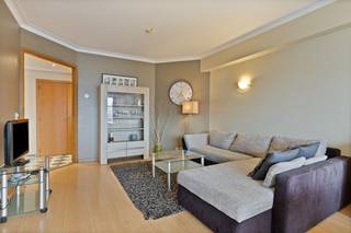 Ontdek dit lichtrijke appartement op de 7de verdieping met een panoramisch uitzicht over de stad. Gelegen op een uitstekende locatie in het hart van Antwerpen, om de hoek van de Vogeltjesmarkt op het Theaterplein, het Stadspark en de Bourla, bevindt u zich hier midden in het bruisende stadsleven met alles op wandelafstand.<br /><br />De centrale ligging zorgt voor een optimale bereikbaarheid: de Nationale Bank met talrijke tram- en busverbindingen, winkels, horeca en andere voorzieningen liggen slechts enkele stappen verwijderd.<br /><br />Binnenin geniet u van een zonovergoten leefruimte dankzij de grote raampartijen die zorgen voor een overvloed aan natuurlijk licht en een prachtig zicht over de stad. De open keuken sluit hier naadloos op aan, wat zorgt voor een aangename en moderne woonbeleving. Deze keuken werd uitgerust naar alle comfort met vaatwasmachine, keramische kookplaat, ingebouwde koelkast, dampkap en voldoende opbergruimte<br /><br />Verder beschikt het appartement over een ingerichte badkamer, een royaal gastentoilet en twee volwaardige slaapkamers, ideaal voor wie comfort en ruimte zoekt in een stedelijke omgeving. Het gebouw werd inwendig als uitwendig gerenoveerd waaronder alle leidingen vervangen werden, de volledige gevel helemaal gereinigd werd en voorzien van een beschermlaag.<br /><br />Troeven:<br /><br />-Panoramisch uitzicht vanop de 7de verdieping<br />-Zeer centrale ligging nabij Stadspark, Theaterplein &amp; Vogeltjesmarkt<br />-Zonovergoten leefruimte met grote raampartijen en open keuken<br />-Twee volwaardige slaapkamers<br />-Uitstekende bereikbaarheid met openbaar vervoer<br />-Geen verborgen kosten<br /><br />Een ideale woonst voor stadsliefhebbers, jonge koppels of investeerders die op zoek zijn naar een lichtrijk appartement met een uniek uitzicht op een absolute toplocatie in Antwerpen.<br /><br />Overweegt u om uw eigendom te verkopen? Wij bieden u een gratis en vrijblijvende schatting van uw eigendom aan. Contacteer ons vandaag nog voor een afspraak!