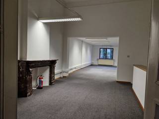 <p>Op zoek naar een inspirerende werkplek op een toplocatie? Deze stijlvolle kantoorruimte, verdeeld over drie verdiepingen met een totale oppervlakte van 240 m², combineert authenticiteit met hedendaags comfort.<br />Bij het betreden van het gebouw word je meteen gecharmeerd door de authentieke uitstraling en de statige trap naar de eerste verdieping. Het pand biedt een aangename werkomgeving met veel natuurlijk lichtinval en een prachtig zicht op de ruime stadstuin. Ideaal voor een verkwikkende pauze of informele meeting in het groen.<br />Er is een keuken met vaatwasser, spoelbak e microgolfoven en twee toiletten. <br />De ligging is uitstekend, vlakbij het station van Mechelen.<br />Een unieke kans voor bedrijven of zelfstandigen die op zoek zijn naar een karaktervolle kantoorruimte met een vleugje klasse en rust in het centrum.<br /><br />Wil je deze kantoorruimte bezoeken bel dan 016/901021 of mail info@future-home.be.<br /><br />EPC: B UC: 20220324-0002570677-KNR-1</p>