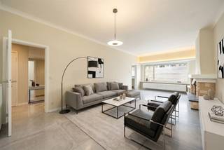 <p><span>Van de retrogroene keuken tot de gezellige sierschouw in de leefruimte: dit gelijkvloers appartement heeft nét dat tikkeltje extra charme. Achteraan geniet je van twee rustige slaapkamers en een knusse stadstuin, terwijl de verrassend ruime leefruimte baadt in het licht. Een plek met karakter, waar je meteen je eigen thuis van maakt.</span></p><p><span> </span></p><p><span>Licht & leefruimte</span></p><p><span>Via de inkomhal met handige ingemaakte vestiairekasten kom je binnen in de ruime leefruimte van maar liefst 34,5 m². De grote raampartijen zorgen hier voor veel natuurlijk licht, terwijl de verzorgde parketlaminaatvloer en de sierschouw warmte en gezelligheid toevoegen. De witte marmeren vensterbanken en elektrische rolluiken maken het plaatje compleet.</span></p><p><span>Aansluitend vind je de aparte keuken, die meteen opvalt door haar speelse retro-uitstraling met groene kastfronten. Dankzij de grote raampartij geniet je ook hier van veel licht. De keuken beschikt over een elektrisch kookvuur, dubbele spoelbak en voldoende werk- en opbergruimte.</span></p><p><span> </span></p><p><span>Rust achteraan</span></p><p><span>Achteraan liggen de twee slaapkamers, rustig gelegen en allebei voorzien van rolluiken en vliegenramen. De grootste slaapkamer geeft rechtstreeks toegang tot het gezellige stadsterras van ca. 12 m² — een fijne plek om buiten te zitten of wat groen toe te voegen aan je woonomgeving.</span></p><p><span>De badkamer is praktisch ingericht met een ligbad en douchekop, een breed badkamermeubel met wastafel en aansluiting voor een wasmachine. De recent vernieuwde Vaillant condensatieketel (2023) zorgt bovendien voor extra comfort en energiezuinigheid.</span></p><p><span> </span></p><p><span>Groen & gezellig Deurne</span></p><p><span>Boekenberglei ligt op een fijne locatie in Deurne-Zuid, een buurt die geliefd is om haar combinatie van statige lanen, groen en gezellige adresjes. Op wandelafstand vind je het prachtige Boekenbergpark, ideaal voor een ochtendwandeling of een rustige koffie in het groen, terwijl ook het Rivierenhof niet veraf ligt voor sport, ontspanning en zomerconcerten.</span></p><p><span>Voor een koffie of lunch heb je verschillende leuke plekken in de buurt, zoals Bar Kotee, BAR STARK met z’n gezellige tuin of de populaire zuurdesembakkerij Bloemberen op de Boekenberglei zelf. Ook rond het Te Boelaerpark en de Herentalsebaan vind je heel wat fijne cafés, buurtwinkels en lokale handelszaken. Dankzij de tramhalte vlakbij sta je bovendien in geen tijd in hartje Antwerpen. Hier woon je rustig, maar toch met alles dichtbij.</span></p><p><span> </span></p><p><span>maatregelenregister: niet opgenomen</span></p>