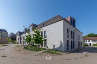 Dit lichtrijke appartement op de eerste verdieping combineert 106 m² woonoppervlakte met een terras van 10 m², zuidgericht voor optimale...