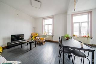Contact : 071/15.87.87 -> charleroi@weinvest.be<br /><br />We Invest Charleroi vous présente une opportunité d'investissement exceptionnelle à Montignies-sur-Sambre : un immeuble de rapport comprenant 10 kots reconnus à l'urbanisme (permis de location délivré en 2025) et conformes aux normes incendie, proposé en faire offre à partir de 797.000 €.<br /><br />Dans un marché où les biens de colocation entièrement régularisés sont particulièrement rares, cet ensemble immobilier représente une opportunité unique pour les investisseurs à la recherche d'un rendement immédiat et sécurisé. L'ensemble génère actuellement un revenu locatif d'environ 7.000 € par mois.<br /><br />Développant près de 480 m² habitables, le bâtiment principal est complété par un entrepôt de 58 m², un espace bureau d'environ 80 m², trois garages ainsi que des espaces extérieurs (grand terrain loué séparément) .<br /><br />Disposition<br /><br />Rez-de-chaussée : vaste hall d'entrée donnant accès à 3 kots disposant chacun de leur salle de bain privative, grande cuisine commune équipée avec accès direct à la terrasse.<br /><br />1er étage : hall desservant 3 kots supplémentaires avec salle de bain privative ainsi qu'un espace de vie commun.<br /><br />2ème étage : 4 kots bénéficiant chacun de leur salle de bain privative.<br /><br />Annexes<br /><br />Entrepôt de 58 m²<br /><br />Espace bureau de ± 80 m²<br /><br />3 garages<br /><br />Espaces extérieurs (terrain complet de 11ares).<br /><br />Équipements:<br /><br />Urbanisme en ordre (permis de location délivré en Octobre 2025)<br />Normes incendie respectées<br />Électricité conforme<br />Châssis double vitrage<br />Chauffage central commun au mazout<br />Boiler électrique individuel pour chaque unité<br /><br />Les points forts<br /><br />10 kots légalement exploitables<br />Revenus locatifs d'environ 7.000 €/mois (entièrement loué)<br />Excellent rendement locatif<br />Infrastructure conforme et immédiatement exploitable<br />Présence d'annexes valorisables (bureaux, entrepôt et garages)<br /><br />Situation stratégique à proximité des universités, hautes écoles, transports et commodités<br /><br />Les immeubles de rapport offrant à la fois une telle rentabilité, une conformité complète et un nombre aussi important d'unités sont extrêmement rares sur le marché. Une opportunité idéale pour l'investisseur souhaitant acquérir un actif performant avec un risque administratif limité.<br /><br />Contact : 071/15.87.87 -> charleroi@weinvest.be<br /><br />Annonce à titre indicatif et non contractuelle, sous réserve d'inexactitude.