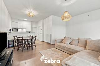 <p>Op zoek naar een instapklaar gelijkvloers appartement waar modern wooncomfort en een centrale ligging samenkomen? Dan is dit stijlvolle appartement in het centrum van Roeselare zeker een bezoek waard!<br /><br />Met een bewoonbare oppervlakte van ca. 85m² biedt dit gelijkvloerse appartement een aangename en praktische indeling. De lichtrijke leefruimte met open keuken vormt het hart van het appartement. Verder beschikt het appartement over twee volwaardige slaapkamers.<br /><br />De absolute troef van dit pand is zonder twijfel de prachtige privatieve tuin met ruim terras van maar liefst 56m². Een ideale plek om in alle privacy te ontspannen, gezellig te tafelen of te genieten van het buitenleven.<br /><br />Ook op vlak van comfort heeft dit appartement heel wat te bieden. Het pand is volledig geschilderd, energiezuinig en instapklaar. Bovendien bestaat de mogelijkheid om een garagebox aan te kopen voor 30.000 euro! <br /><br />Dankzij de centrale ligging in Roeselare bevinden winkels, horecazaken, openbaar vervoer en tal van andere voorzieningen zich op wandelafstand. Hier combineer je het gemak van gelijkvloers wonen met alle voordelen van het stadsleven, zonder in te boeten aan rust en privacy.<br /><br />Een ideale woongelegenheid voor wie op zoek is naar een comfortabel, gelijkvloers appartement met een eigen stukje groen in het hart van de stad. Ook als investering is dit appartement uiterst interesse dankzij een rendabele huuropbrengst! <br /><br /><strong>Ook wild geworden van deze thuis?<br />Twijfel dan niet langer en leg vandaag nog uw bezoek vast!</strong></p>