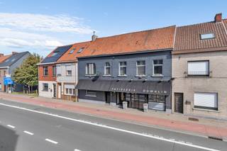 <p>Op zoek naar een eigendom waar wonen en werken perfect gecombineerd kunnen worden? </p><p>Dan biedt dit pand bijzonder interessante mogelijkheden.</p><p> </p><p>De eigendom is gelegen op een strategische locatie en beschikt over een ruime winkelruimte met aansluitende productie- en werkruimte. </p><p>Momenteel is het pand ingericht en uitgerust als bakkerij, maar uiteraard zijn ook andere ambachtelijke of commerciële activiteiten mogelijk zoals bv. traiteurszaak!? </p><p>De volledige winkelinrichting en de aanwezige bakkerijmachines zijn inbegrepen in de verkoopprijs, waardoor de activiteit desgewenst vrijwel onmiddellijk kan worden verdergezet.</p><p> </p><p>Via een afzonderlijke private inkom bereikt u het woongedeelte. </p><p>Hier bevinden zich een ruime en aangename leefruimte, een praktisch bureel en een volledig uitgeruste keuken. </p><p>Aansluitend geniet u van een mooi terras!</p><p> </p><p>Op de verdieping bevinden zich maar liefst vijf slaapkamers en een badkamer, waardoor deze eigendom ook bijzonder geschikt is voor grotere gezinnen of voor wie nood heeft aan extra kamers voor bureau, hobby of gasten.</p><p> </p><p>Daarnaast beschikt het pand over zowel een kelder als een zolder, zodat er aan bergruimte geen gebrek is.</p><p>Een unieke opportuniteit voor zelfstandigen, ondernemers of gezinnen die op zoek zijn naar een ruime eigendom waarin handel, werk en privéleven onder één dak kunnen worden samengebracht.</p><p> </p><p>De verkoop kan eventueel eveneens plaatsvinden onder de vorm van een aandelentransactie.</p>