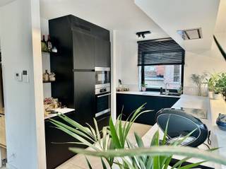Topper!Stijlvol en lichtrijk 2 slaapkamer appartement met ruim terras in residentie "Charles & Amadée".INDELINGVia de aparte inkomhal met trap kom je...