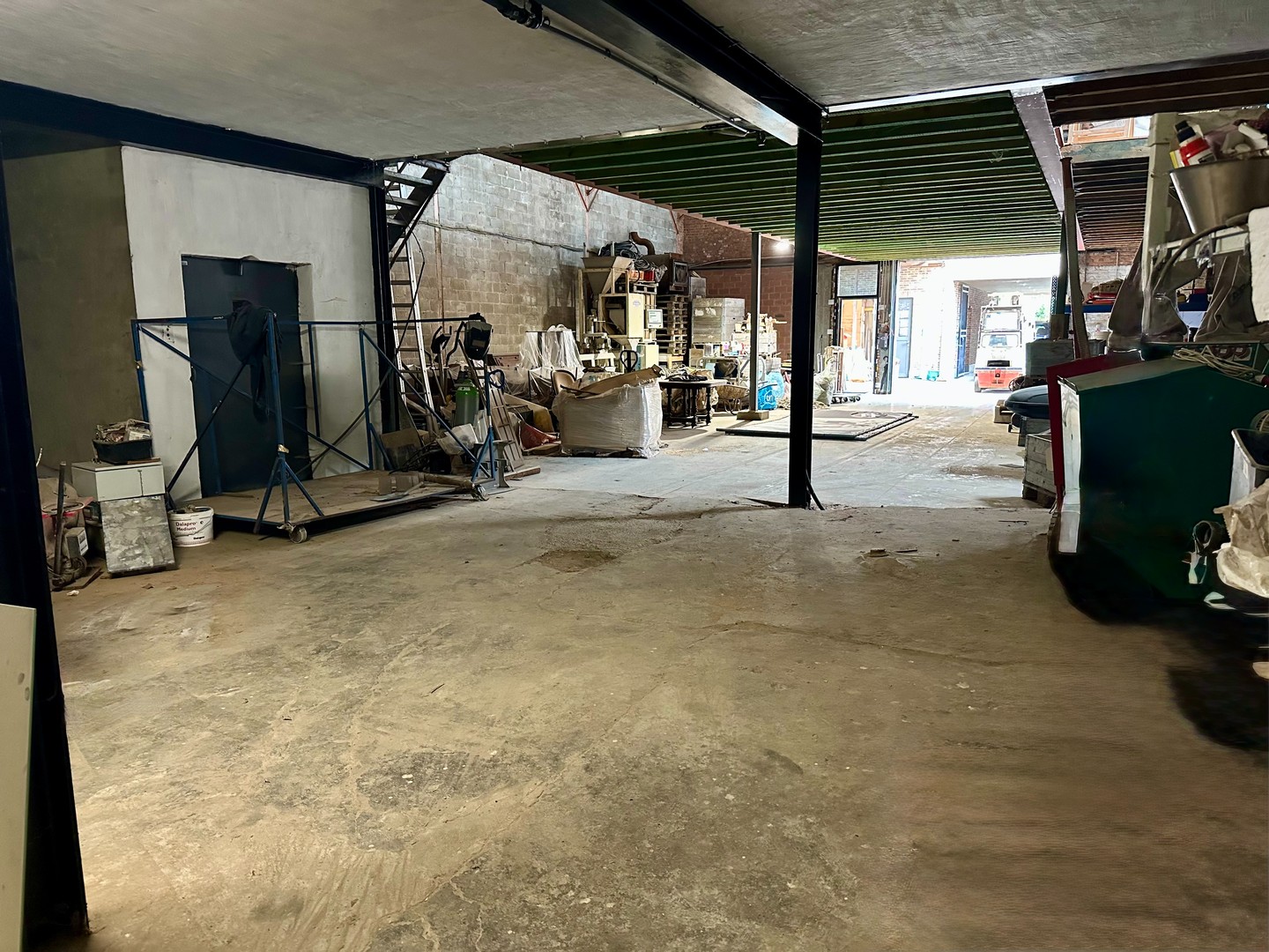 Magazijn 550 m2 met zonnepanelen. - foto 4