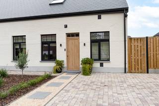 <p>Geniet van de charme en het karakter van deze prachtige villa, gelegen op Einde 149, vlakbij het centrum van Lommel. Met een bewoonbare oppervlakte van maar liefst 242 m² op een perceel van 566 m², biedt deze woning een ideale setting voor een gezin dat ruimte en comfort zoekt. De villa, gebouwd in 1937 en volledig gerenoveerd in 2025, combineert authentieke elementen met moderne afwerkingen. U vindt hier vier royale slaapkamers, twee badkamers, een ruime woonkamer en een functionele keuken die plaats biedt aan gezamenlijke momenten met familie en vrienden.</p>
<p>Bij binnenkomst in deze villa valt direct de warme sfeer op die de leefruimtes uitstraalt. De woonkamer en keuken zijn geïntegreerd in een ruimte van 69m² die volledig open is gelaten tot aan het plafond wat een zeer ruimtelijk gevoel geeft. Boven de woonkamer is brug voorzien die de 2 delen op de verdieping met elkaar connecteert. <br /><br />Indeling: <br /><br />Inkomhal met apart toilet, toegang tot woonkamer en keuken of aan de rechterzijde naar het bureau op het gelijkvloers, de wasplaats en toegang tot de kelder, woonkamer, keuken, een badkamer met inloopdouche en wastafel, apart toilet, inpandige garage die momenteel voorzien is van een gyprocwand waar nog een extra eettafel staat.<br /><br />Verdieping:<br /><br />4 Ruime slaapkamers, apart toilet, volledig ingerichte badkamer met douche, wastafel en bad. Op de ruime overloop is ook de ruimte gelaten om nog een extra bureau te plaatsen.<br /> </p>
<p>Buitenshuis vindt u voldoende ruimte om te genieten van het buitenleven, perfect voor een tuin of een speelzone voor de kinderen. De tuin is ingericht met een beregeningsinstallatie en bovendien volledig omheind. De rustige omgeving maakt dit een ideale plek voor gezinnen die op zoek zijn naar ruimte, maar ook graag de voordelen van de nabijgelegen stadsvoorzieningen willen ervaren. Laat deze uitzonderlijke villa uw nieuwe thuis worden en plan vandaag nog een bezichtiging.</p>