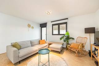 <p>Je koffers uitpakken en meteen thuis zijn. In het hart van de geliefde Harmoniewijk vind je dit volledig gerenoveerde en smaakvol gemeubelde dakappartement met één slaapkamer, terras én private berging.</p><p>De locatie is een stevige troef. Het Harmoniepark en Albertpark liggen vlakbij, net als gezellige restaurants, koffiebars, winkels en supermarkten. Ook richting centrum, Ring en belangrijke invalswegen zit je hier uitstekend. Een rustige woonbuurt, zonder de stad te moeten missen.</p><p>• Toplocatie in hartje Harmoniewijk <br />• Volledig gerenoveerd <br />• Volledig gemeubeld verhuurd <br />• 1 ruime slaapkamer met dressing <br />• Terras <br />• Private berging <br />• EPC B <br />• Domicilie mogelijk <br />• Beschikbaar vanaf 15 oktober</p><p>Het appartement bevindt zich op de derde verdieping van een kleinschalig gebouw met slechts vier units. Binnen zorgt de combinatie van de renovatie, het natuurlijke licht en de inrichting voor een aangename, instapklare woonplek.</p><p>De leefruimte brengt living, eetplaats en open keuken mooi samen. De keuken is volledig uitgerust, terwijl je vanuit de woonkamer rechtstreeks toegang hebt tot het terras: ideaal voor een koffie in de ochtend of een glas wijn na het werk.<br />Achteraan bevindt zich de ruime slaapkamer met ingebouwde dressing. De badkamer beschikt over een ligbad met douche en wastafel. Ingebouwde kasten in de inkomhal, een afzonderlijk toilet en een private berging zorgen ervoor dat ook praktisch alles klopt.</p><p>Centraal wonen, maar toch rust, groen en je eigen buitenruimte? Hier hoef je niets meer te installeren — alleen nog te verhuizen.</p><p>Interesse in dit appartement?<br />Gelieve het formulier onderaan de advertentie van het pand op www.sinjoor.be in te vullen en alle vragen te beantwoorden. De dossierverantwoordelijke zal nadien contact met u opnemen.</p>