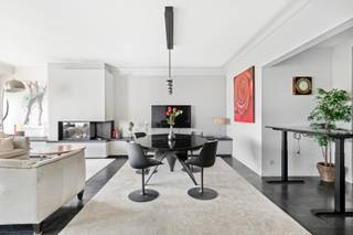 Luxe appartement met uniek zicht over Antwerpen!De ruime leefruimte geniet van veel lichtinval dankzij de grote glazen ramen die tegelijk een...