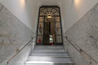<p>Deze zeldzame herenwoning met een indrukwekkende gevelbreedte van circa 7 meter en grote tuin, bevindt zich op een absolute toplocatie in Antwerpen-Zuid. De woning combineert een authentiek karakter, hedendaags comfort en een waaier aan mogelijkheden voor wie op zoek is naar een unieke combinatie van wonen, werken en levenskwaliteit.</p>
<p>Via de ruime inkomhal met authentieke marmeren vloeren betreedt u een eigendom die onmiddellijk indruk maakt. De hoge plafonds, prachtige lichtinval en talrijke originele elementen zorgen voor een tijdloze elegantie. Binnen- en buitenleven vloeien naadloos in elkaar over.</p>
<p>De gelijkvloerse verdieping heeft een directe verbinding naar terras en tuin. Deze verdieping leent zich perfect voor een ruime leefkeuken, eetkamer en salon met zicht op het groen. Daarnaast bevindt zich op deze verdieping ook een recent vernieuwde badkamer.</p>
<p>Op het niveau van de leefruimte bevindt zich een overdekt terras van maar liefst 7 meter breed, recent vernieuwd en voorzien van een nieuwe glazen pergola. Één van de blikvangers van deze woning. Deze buitenruimte vormt een natuurlijke verlenging van het interieur en biedt een uitzonderlijke plek om vrijwel het hele jaar door te genieten van rust, privacy en gezelligheid.</p>
<p>Via het terras bereikt u de zonnige stadstuin van circa 100 m², een zeldzame luxe midden in de stad.</p>
<p>Op de eerste verdieping bevindt zich een ruime leefruimte met open keuken en centraal keukeneiland. De overvloedige lichtinval en de breedte van de woning versterken het gevoel van ruimte, comfort en elegantie. Ook hier bevindt zich een recent vernieuwde badkamer.</p>
<p>De tweede verdieping werd ingericht als een mastersuite die aanvoelt als een luxueuze hotelverdieping binnen de woning. Deze privéruimte omvat een ruime slaapkamer, een aparte dressing en een sfeervolle loungehoek. Op de tussenverdieping bevindt zich een recent vernieuwde badkamer met ligbad.</p>
<p>De bovenste verdieping beschikt over drie bijkomende slaapkamers en een recent vernieuwde douchekamer, ideaal voor een gezin, gasten of een combinatie van wonen en werken.</p>
<p>Ook het souterrain biedt uitzonderlijk veel potentieel. Hier bevinden zich drie ruime, multifunctionele kamers met daglicht en zicht op de tuin, aangevuld met twee recent vernieuwde badkamers en diverse bergruimtes. Deze verdieping leent zich uitstekend voor een kantoor aan huis, praktijkruimte, vrij beroep, consultancy, fitnessruimte, wellness, atelier of andere professionele activiteiten.</p>
<p>De royale oppervlakte en veelzijdige indeling van deze eigendom bieden bovendien tal van invullingsmogelijkheden. Naast een uitzonderlijke gezinswoning leent het pand zich ook perfect voor een combinatie van wonen en werken, kangoeroe wonen, een gastenverblijf of het creëren van een afzonderlijke woonentiteit.</p>
<p>Dankzij de verschillende niveaus, de aanwezige badkamers en de ruime oppervlaktes is het perfect mogelijk om een deel van de woning zelfstandig te gebruiken of te verhuren, terwijl de privacy van de hoofdwoning volledig behouden blijft. Deze flexibiliteit maakt de eigendom niet alleen aantrekkelijk voor eigen bewoning, maar biedt eveneens interessante perspectieven voor wie op zoek is naar een investering of een combinatie van privé- en professionele activiteiten.</p>
<p>De ligging op Het Zuid behoort zonder twijfel tot de absolute troeven van deze eigendom. Op wandelafstand bevinden zich het Koninklijk Museum voor Schone Kunsten Antwerpen, het M HKA, het Fotomuseum, talrijke restaurants, galerijen en culturele hotspots. De uitstekende bereikbaarheid en de bruisende omgeving maken van deze locatie één van de meest gegeerde woon- en werkomgevingen van Antwerpen.</p>