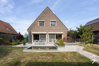 <p>Op zoek naar een energiezuinige, instapklare woning met ruimte en comfort? Deze totaal gerenoveerde vrijstaande woning in Serskamp heeft heel wat te bieden.<br />De woning beschikt over een lichtrijke leefruimte en een aparte keuken met aansluitend een praktische berging en een ruime garage. Op het gelijkvloers is er ook een gastentoilet.<br />Boven bevinden zich drie volwaardige slaapkamers, waarvan de masterbedroom met ensuite dressingroom en een badkamer met inloopdouche en toilet. Daarnaast is er een ruime zolder, ideaal als extra opslagruimte.<br />Buiten geniet je van een gezellige tuin met een ruime tuinberging. Een ideale woning voor wie op zoek is naar een comfortabele, energiezuinige en volledig vernieuwde thuis!<br />Graag een bezoek bel 052/52.80.30 of mail els@cornelis-goeman.be Kijkdagen 12/09 en 16/09.</p>
