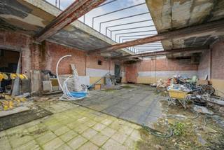 <p><span>Op een boogscheut van het centrum van Sint-Niklaas, staat in de Koningin Elisabethlaan dit ruim en lichtrijk huis te koop. De bereikbaarheid is uitstekend, zowel met de auto als het openbaar vervoer, met het station van Sint-Niklaas op wandelafstand en de E17 op slechts enkele kilometers.</span></p><p><span> </span></p><p><span>Deze woning heeft een </span><span>bewoonbare oppervlakte</span><span> van maar liefst </span><span>193m²</span><span>, een ruimte achter de woning die dienst kan doen als atelier of kan omgevormd worden tot een zeer ruime tuin, vier riante slaapkamers en een </span><span>EPC label C</span><span>. </span></p><p><span> </span></p><p><span>Gelijkvloers</span></p><p><span>- inkomhal</span></p><p><span>- eerste woonkamer</span></p><p><span>- tweede lichtrijke woonkamer met eetkamer en open geïnstalleerde keuken</span></p><p><span>- gastentoilet</span></p><p><span>- eerste atelier ruimte van 60m² </span></p><p><span>-  tweede atelier ruimte van 234m² </span></p><p><span> </span></p><p><span>Eerste verdieping</span></p><p><span>- badkamer met enkele wastafel, toilet en douche</span></p><p><span>- eerste slaapkamer (14m²)</span></p><p><span>- tweede slaapkamer (19m²)</span></p><p><span> </span></p><p><span>Tweede verdieping</span></p><p><span>- derde slaapkamer (14m²)</span></p><p><span>- vierde slaapkamer (19m²)</span></p><p><span> </span></p><p><span>Troeven</span></p><p><span>- centrale ligging </span></p><p><span>- zeer ruime woonkamer, slaapkamers, keuken, ...</span></p><p><span>- Twee atelier ruimtes die omgevormd kunnen worden tot tuin</span></p><p><span>- condenserende ketel (gas) en geïsoleerd dak</span></p><p><span>- EPC label C </span></p><p><span> </span></p><p><span>Ben jij geïnteresseerd in dit huis te koop in het centrum van Sint-Niklaas, ben je op zoek naar ander vastgoed of wens je de waarde van jouw eigendom te kennen? Dan ben je bij BOLT immo aan het juiste adres! Wij helpen jou graag verder.</span></p>