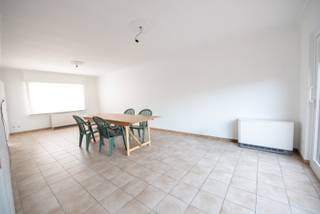 Gezellige, instapklare woning in Oeselgem is perfect voor wie op zoek is naar een comfortabele woning met een tuin, terras en garage. De woning is...