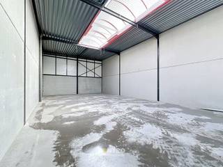 <u><strong>Benaderende bruto-AFMETINGEN: </strong></u><br />Magazijn: 245m² <br />2 private parkeerplaatsen<br /><br /><u><strong>AFWERKING:</strong></u><br />- Stalen constructie <br />- Gevelwanden in betonpanelen<br />- Gepolierde en gewapende betonvloer<br />- Luifel aan de voorkant !<br />- Geïsoleerd dak, bestaande uit steeldeck met grote centrale lichtstraat<br />- Geïsoleerde, elektrische sectionaalpoort (h: 4,5m; b: 4m)<br />- Afzonderlijke aluminium inkomdeur met raam, voorzien van aluminium schrijnwerk en hogerendementsbeglazing<br />- Twee stopcontacten + 1 drijfkracht<br />- Buitenverlichting<br />- Vrije hoogte 7m<br /><br /><u><strong>NUTSVOORZIENINGEN:</strong></u><br />Elektriciteit (63A) - stadswater (tussenteller) - regenwater.<br />Iedere unit heeft een afzonderlijke tussenteller (de eigenaar plaatst zonnepanelen en een batterij). <br />Er is een gescheiden rioleringsstelsel voorzien voor afvoer regenwater en afvalwater. Per unit is een afvoer voorzien voor sanitaire module.<br />Per 2 units is er een RW-put van 15.000 liter voorzien. Deze regenput is voorzien van een aanzuigleiding socarex (1 per unit), excl. pomp. <br /><br /><u><strong>OMGEVINGSWERKEN en TOEGANGSWEGEN</strong></u>:<br />Verharding in beton met een ruime doorrit van 12m breedte.  <br />Weegbrug aanwezig 3 x 18m.<br /><br /><u><strong>BESTEMMINGSMOGELIJKHEDEN:</strong></u><br />Zone voor milieubelastende industrieën.<br />Opslag, productie, bewerking en verwerking van goederen.<br /><br /><u><strong>LIGGING:</strong></u><br />De KMO-loodsen aan Kaaistraat 5 in Kerkhove (deelgemeente van Avelgem) liggen in de Scheldevallei, in een zone met (watergebonden) bedrijvigheid langs de rivier de Schelde. Vlakbij het rondpunt naar N8 (Oudenaardsesteenweg-Brugstraat) en N36 (Bruggesteenweg).<br />E17 bereikbaar binnen ca. 20 minuten rijden.<br /><br /><u>* Bijzonderheden:</u><br />- Geen gemene kosten !<br />- Mogelijkheid tot het plaatsen van een laadpaal op eigen kosten.<br />- Vermelde prijzen zijn excl. onroerende voorheffing (1m forfaitair), voorschot nutsen (€50/m) en BTW.<br />- Onze referentie op <strong>www.centro.be</strong>: <strong>P0497</strong> of contacteer ons op <strong>050 70 01 02</strong>.
