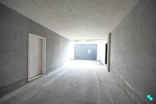 Ontdek deze bureelruimte / toonzaal met opslagruimte gelegen nabij het centrum van Kuurne. Gezien het pand toegankelijk is via een doorrit...