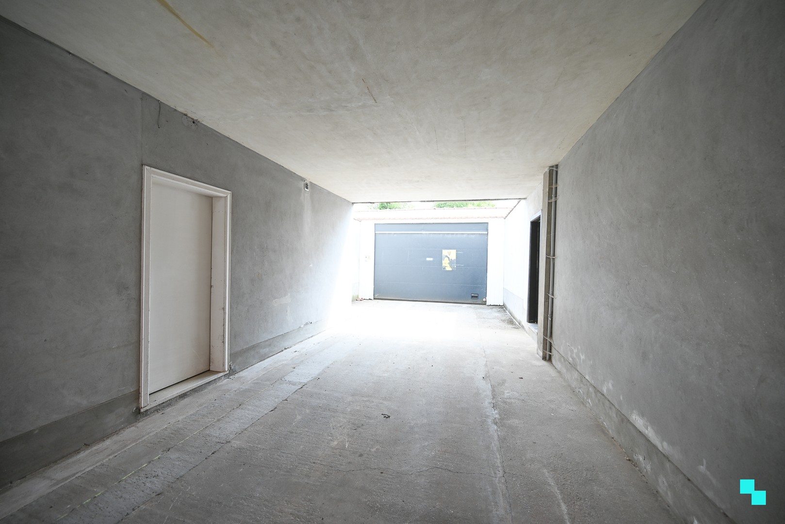 Toonzaal of bureelruimte met riante opslagruimte in hartje Kuurne op discrete ligging - foto 3