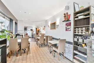 Deze instapklare horecazaak met woonst is gelegen op een commerciële en levendige locatie in Westende, op wandelafstand van zee en strand en omgeven door toeristische trekpleisters. Het pand combineert een ruime en goed uitgeruste horecazaak met een volwaardige woonst, ideaal voor wie wonen en werken wil verenigen. De zaak beschikt over een gezellige bar en restaurant, een verwarmde veranda en een zonnig terras, samen goed voor een ruime capaciteit aan zitplaatsen, aangevuld met een aparte speelhoek voor kinderen. Achter de schermen zijn er een functionele keuken, afwasruimte, meerdere bergingen en een kelder, wat zorgt voor een vlotte werking.<br /><br />Boven bevindt zich een comfortabele duplexwoning met leefruimte en open keuken, badkamer, vier slaapkamers en een aangenaam deels overdekt terras. Het gebouw is technisch goed uitgerust met energiezuinige beglazing, conforme elektriciteit, een efficiënte verwarmingsinstallatie en extra voorzieningen zoals een waterontharder. Een unieke kans voor horeca-uitbaters die op zoek zijn naar een goed gelegen, rendabele zaak met woonst aan zee.<br /><br />De vermelde prijs is een richtprijs, elk bod wordt overgemaakt aan de eigenaars die zich het recht voorbehoud het bod al dan niet te aanvaarden.<br /><br />Neem voorsprong met een vrijblijvende en gratis schatting van uw eigendom via:<br />http://www.residentievastgoed.be/gratisonlineschatten