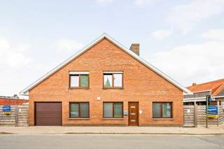 - Ideale ligging: Grimmertingelaan 2 in Moorslede<br />- Lichtrijke leefruimte <br />- Uitgeruste keuken met eetplaats<br />- 1 gelijkvloerse slaapkamer<br />- Handige berging en kelder<br />- Inpandige garage <br />- Zonnige, omheinde tuin met terras<br />- 2 slaapkamers op de eerste verdieping<br />- Badkamer met inloopdouche, toilet en wastafel<br />- Zolderkamer<br />- EPC: 420 kWh/m²/jaar<br />- 2 regenwaterputten van 3.000 liter<br />- 14 zonnepanelen<br />- Richtprijs: € 265.000
