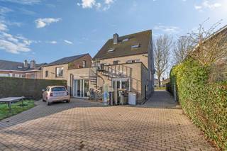 <p>Voor meer info of bezoek, bel 02/884.23.23 – <strong>Unieke opbrengsteigendom met topligging in het centrum van Vlezenbeek!</strong> Gelegen op het Gemeenteplein geniet dit pand van een <strong>uitstekende visibiliteit</strong> en een centrale ligging in een levendige omgeving met passage en parkeermogelijkheden in de buurt.</p><p>Het gebouw bestaat uit een <strong>commerciële handelsruimte op het gelijkvloers</strong>, ideaal voor winkel, kantoor of vrij beroep, aangevuld met <strong>twee appartementen</strong> op de verdiepingen met elk een garagebox. Hierdoor is dit pand bijzonder interessant voor investeerders die op zoek zijn naar een <strong>stabiele huuropbrengst</strong> of naar een combinatie van eigen gebruik en verhuur.</p><p>Dankzij de strategische ligging in het hart van Vlezenbeek, vlakbij winkels, horeca en verbindingswegen, biedt deze eigendom tal van mogelijkheden en een sterk potentieel op lange termijn. </p><p><strong>Troeven:</strong></p><ul><li><p>Topligging op het Gemeenteplein</p></li></ul><ul><li><p>Zeer goede zichtbaarheid en passage</p></li><li><p>Handelsruimte op het gelijkvloers</p></li><li><p>2 appartementen</p></li><li><p>Interessante investering met goed rendement</p></li><li><p>Veelzijdige gebruiksmogelijkheden</p></li></ul><p>Aarzel niet en contacteer ons vandaag nog voor meer informatie of een bezoek ter plaatse! Maatregelen opgenomen in het maatregelenregister: nee.</p>