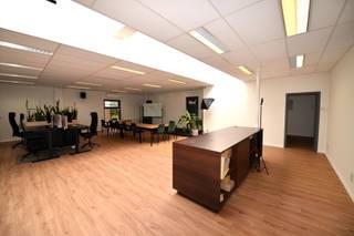 Deze veelzijdige kantoorruimte in de Spijker 55 in Essen is perfect gelegen voor maximale zichtbaarheid en bereikbaarheid. De ruimte beschikt over een uitnodigende etalage aan de voorzijde, ideaal voor product presentatie of branding. Binnenin vind je een toonzaal en meerdere afzonderlijke kantoren, die flexibel ingedeeld kunnen worden, evenals een volledig uitgeruste keuken. Met de parking vooraan is er altijd voldoende plaats voor klanten en medewerkers. Dankzij de uitstekende ligging is dit een ideale vestigingsplek voor uw bedrijf. Huurprijs €1.823,00 (Excl. BTW) voor de burelen en €1.215,00 (Incl. BTW) voor de opslagruimte. In totaal €3.420,83. EPC label X. Dak + buitengevel geïsoleerd, nieuwe ramen en airco's.<br /><br />EPC label X:<br />Het energielabel voor niet-residentiële eenheden is gebaseerd op de gemeten hoeveelheid hernieuwbaar energiegebruik en restwarmtegebruik ten opzichte van het totale energiegebruik. Voor deze eenheid werd geen gebruik van hernieuwbare energie of restwarmte opgemeten, het label kan dus niet bepaald worden. Om in de toekomst een minimaal label te halen, zal u moeten investeren in hernieuwbare technieken of recuperatie van restwarmte of het opmeten van deze installaties. Uw energiedeskundige kan u hierover adviseren. In afwachting van het energielabel geeft de energiescore (p. 3) een indicatie van de theoretische prestatie van de eenheid (schil en installaties).