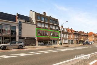 Ontdek dit veelzijdige pand op een strategische ligging langs de Gistelse Steenweg in Sint-Andries. Dankzij de vlotte verbinding met de Expresweg, het centrum van Brugge en diverse voorzieningen geniet deze eigendom van een uitstekende bereikbaarheid.<br /><br />Bij het betreden van het pand komt u terecht in een inkomhal die toegang biedt tot verschillende ruimtes. De grote raampartijen zorgen voor veel natuurlijk licht en een aangename werkomgeving.<br /><br />Dankzij de flexibele indeling zijn uiteenlopende invullingen mogelijk. Het pand kan ingericht worden als kantoorruimte, praktijkruimte, showroom of atelier. Daarnaast biedt het mogelijkheden voor een groepspraktijk, kangoeroewoning of een combinatie van wonen en werken.<br /><br />Een interessante opportuniteit voor wie op zoek is naar een pand met diverse mogelijkheden op een centrale locatie in Brugge.<br /><br />Interesse? Neem dan nu contact op met Kenjiro via waeles@immofrancois.be of 0495 64 69 95!<br /><br />