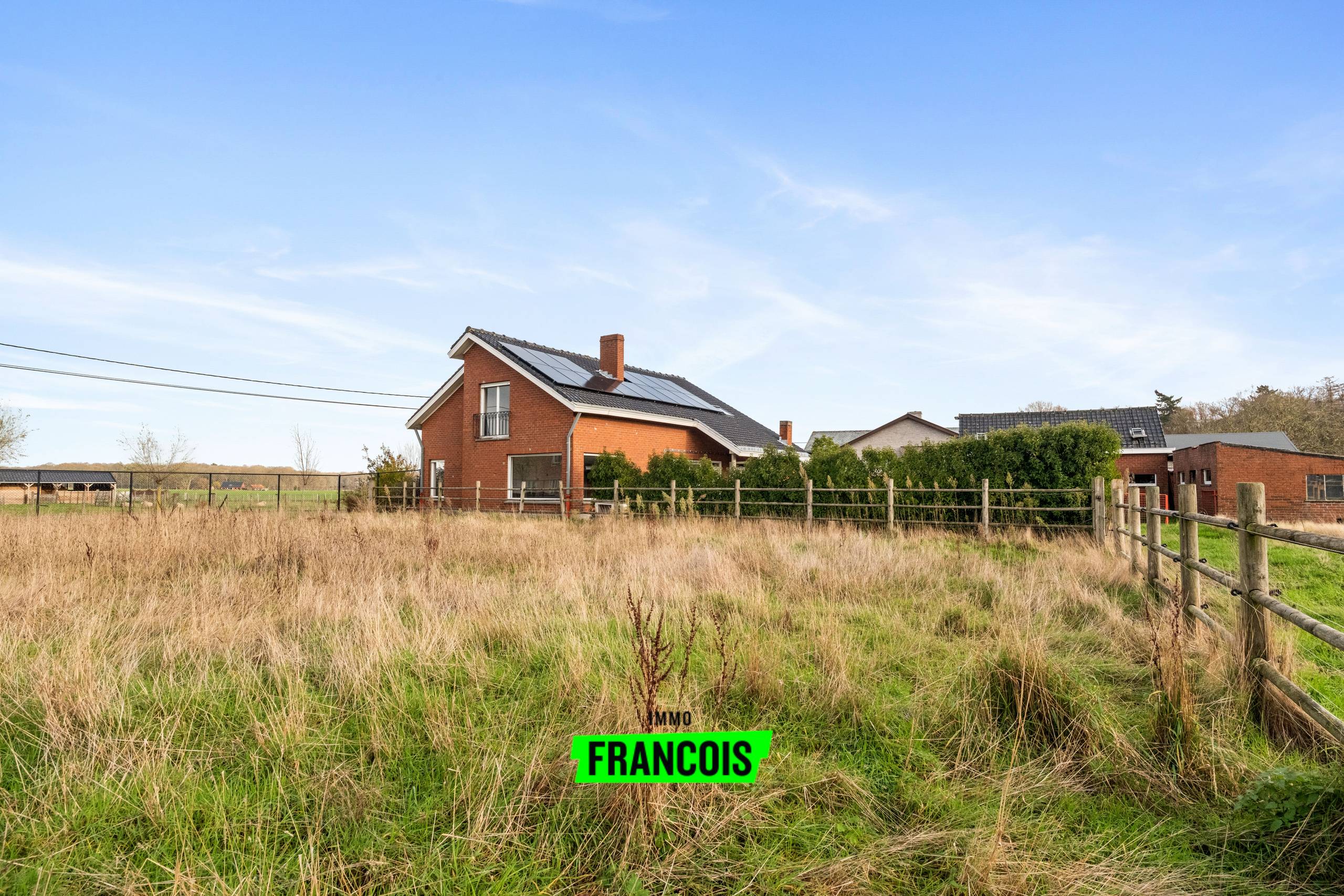 Vrijstaande woning met groot perceel, bijgebouwen en paardenpiste te koop te Ruddervoorde - foto 1