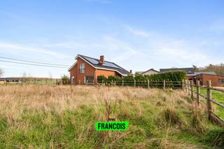 Deze op te frissen vrijstaande woning in Ruddervoorde bevindt zich op een uitermate gunstige ligging en biedt een combinatie van wooncomfort, privacy en uitgebreide mogelijkheden voor paardenliefhebbers of zelfstandigen. De woning heeft geen renovatieplicht, dankzij het EPC-label C. Bovendien is de woning voorzien van zonnepanelen. De stookolietank waarmee de woning verwarmd wordt, mag blijven gebruikt worden. Er is ook een boorput op het perceel die niet wordt belast.<br /><br />De woning heeft op het gelijkvloers een ruime leefruimte, een te vernieuwen keuken, een badkamer en twee multifunctionele ruimtes. Boven bevinden zich 2 slaapkamers en een ruimte die mits verdere afwerking dienst kan doen als derde slaapkamer.<br /><br />Op het achterliggende domein ontdek je een paardenpiste met drainagesysteem, ideaal voor dagelijkse gebruik. Er zijn reeds enkele stallen aanwezig en met de voorziene wachtbuis richting het einde van het perceel, uitgerust met elektriciteit en water, is uitbreiden perfect mogelijk. Verder vind je op het terrein een ruim bijgebouw dat recent werd voorzien van nieuwe elektriciteit en warm water, ideaal voor een zelfstandig beroep, praktijkruimte of atelier.<br /><br />Het perceel van meer dan 3 hectare is mooi ingedeeld in twee weides, elk afgezoomd met recent vernieuwde houten afsluitingen. Bij de woning ligt een aangename tuin, terwijl achteraan het perceel een verrassende troef verscholen zit: een sfeervol bosgedeelte met tuinhuis, een perfecte plek voor wie houdt van rust, natuur of een avontuurlijke speelzone voor kinderen.<br /><br />Ondanks de landelijke ligging geniet je van een vlotte bereikbaarheid dankzij de nabijheid van belangrijke verbindingswegen. Dit eigendom biedt een unieke kans voor wie landelijk wil wonen met volop ruimte, comfort en toekomstmogelijkheden.<br /><br />Interesse in deze woning? Contacteer Eva via eva@immofrancois.be of 0471 96 08 57 en plan je bezoek in!<br /><br />