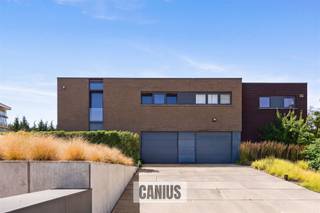 <p><span>MODERNE, INSTAPKLARE WONING MET 3 SLPK EN ZUIDGERICHTE TUIN</span></p><p><span>Op zoek naar een ruime, moderne en energiezuinige woning in Diepenbeek? Deze verzorgde halfopen bebouwing uit 2010 combineert een praktische indeling met aangename leefruimtes, drie ruime slaapkamers, een inpandige garage en een mooie zuidgerichte tuin. Dankzij de EPC-score A, zonnepanelen en laadpaal is deze woning bovendien bijzonder interessant voor wie comfortabel én energiezuinig wil wonen.</span></p><p><span>De woning is gelegen aan de Steenweg 7 in Diepenbeek, op wandelafstand van het commerciële centrum. Winkels, scholen, horeca en dagelijkse voorzieningen bevinden zich bijgevolg vlakbij. Bovendien geniet je van een uitstekende bereikbaarheid: Hasselt is op slechts 10 minuten rijden bereikbaar.</span></p><p><span>Bij het binnenkomen word je verwelkomd in een ruime inkomhal met ingebouwde vestiairekasten. Verder bevinden zich op het gelijkvloers een gastentoilet en extra bergruimte. De leefruimte vormt het hart van de woning en bestaat uit een gezellige woonkamer met gashaard, die naadloos aansluit op de open keuken en eetkamer. Dankzij de grote raampartijen geniet deze ruimte van een aangename lichtinval en een mooi zicht op de tuin. De volledig uitgeruste keuken beschikt over alle hedendaagse comfort en is voorzien van een koelkast, inductiekookplaat, dampkap, dubbele spoelbak, ingebouwde koffiemachine, combi-oven, microgolfoven en wijnkoeler.</span></p><p><span>Verder beschikt het gelijkvloers over een aparte wasruimte en een ruime inpandige garage.</span></p><p><span>Op de eerste verdieping kom je via de lichtrijke nachthal bij drie ruime slaapkamers. De badkamer is uitgerust met een dubbele lavabo, ligbad en inloopdouche. Een apart toilet zorgt voor extra comfort.</span></p><p><span>Een absolute troef van deze woning is de zuidgerichte, volledig omheinde tuin. Het gezellige terras vormt de ideale plek om te genieten van zonnige dagen, terwijl het groene uitzicht zorgt voor een aangename en rustige sfeer.</span></p><p><span>Ook op vlak van parkeergelegenheid scoort deze woning uitstekend. Naast de inpandige garage is er op de oprit en de voorziene parkeerplaatsen ruimte voor twee à drie bijkomende wagens.</span></p><p><span>De woning beschikt over een EPC-label A en is uitgerust met zonnepanelen, wat zorgt voor een bijzonder energiezuinig karakter. Daarnaast is er reeds een laadpaal voor een elektrische wagen aanwezig.</span></p><h3><span>Troeven op een rij</span></h3><ul><li><span>Ruime halfopen woning met 3 slaapkamers.</span></li><li><span>EPC-label A met zonnepanelen en laadpaal.</span></li><li><span>Zuidgerichte, volledig omheinde tuin.</span></li><li><span>Inpandige garage en ruime parkeergelegenheid.</span></li><li><span>Op wandelafstand van het centrum en 10 minuten van Hasselt.</span></li></ul><p><span> </span></p><p><span>Een ruime, instapklare en energiezuinige gezinswoning met een uitstekende ligging in Diepenbeek. Ideaal voor wie op zoek is naar comfortabel wonen met voldoende ruimte, parkeergelegenheid en een aangename tuin, vlak bij het centrum én op korte afstand van Hasselt. </span></p><p><span>Nieuwsgierig geworden naar deze prachtige woning? Contacteer ons voor meer informatie 011 36 24 24 of <span>info@canius.be</span></span></p><p><span>*Deze gegevens zijn louter ter informatieve titel. De vermelde oppervlaktes zijn slechts indicatie. Canius Real Estate kan niet verantwoordelijk gesteld worden voor de juistheid van de aan haar verstrekte gegevens.</span></p>