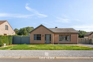Voor meer info en foto’s, surf naar www.swevers.be – Deze te renoveren bungalow aan Grootveldweg 36 in Koersel biedt een praktische basis voor wie een woning volledig naar eigen smaak wil vernieuwen. De woning werd gebouwd in 1975, beschikt over 121 m² bewoonbare oppervlakte en staat op een perceel van 557 m² met oostelijke oriëntatie. Alles bevindt zich op het gelijkvloers. Via de centrale inkomhal bereik je rechts de leefruimte met keuken, samen circa 44 m². Van hieruit is er toegang tot het overdekte terras achteraan. Links van de hal bevinden zich drie slaapkamers van 8,92 m², 13,28 m² en 8,47 m². Verder zijn er een badkamer, een afzonderlijk toilet en een praktische bergruimte. Naast de woning staat een vrijstaande garage, ideaal voor een wagen, fietsen, gereedschap of tuinmateriaal. Ook de tuin biedt voldoende mogelijkheden om na de renovatie een aangename buitenruimte te creëren. De woning is volledig te renoveren, waardoor je vrij bent om indeling, technieken, materialen en afwerking af te stemmen op je eigen woonwensen. De ligging combineert rustig wonen met bereikbaarheid. Winkels en restaurants bevinden zich op circa 3,5 km, scholen op 3,6 km en het centrum van Beringen op ongeveer 6 km. De snelwegen liggen op circa 6,5 km. Een interessante opportuniteit voor wie op zoek is naar een gelijkvloerse woning met drie slaapkamers en veel renovatiepotentieel. Voor meer informatie, bel 011 255 155. Bron bewoonbare oppervlakte: EPC – verslag.