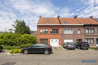 De woning met aanpalende bouwgrond is een opportuniteit voor zowel de handige Harry, doorwinterde aannemer of projectontwikkelaar die op zoek is naar een totaalrenovatieproject van een bestaande woning met aanhorigheden of voor sloop- en heropbouw van, onder voorbehoud omgevingsvergunning, een nieuwbouwproject. <br /><br />De verkoop bestaat uit 2 percelen met een totale grondoppervlakte van 464 m², een straatbreedte van 7 m en 6,5 m of +/- 13,5 m samen. De woning heeft een bewoonbare oppervlakte van +/- 200 m² incl. zolder. Na aankoop kunnen beide afzonderlijk worden verkocht. <br /><br />Bestaande uit inpandige garage welke dienstdoet als doorgang, leefruimte, keuken, overdekte koer, berging en sanitaire voorzieningen. Op het verdiep werden er 3 slaapkamers en badkamer gecreëerd. De zolder is toegankelijk via een uitschuiftrap. Er is parking op eigen terrein voor 1 auto voor de woning. <br /><br />Aardgasaansluiting aanwezig / Dubbel Glas – Hout / Grondwaterput / …  <br /><br />De woning werd volledig leeggemaakt en staat klaar om een grondige renovatie te ondergaan.  <br /><br />Grenzende aan de woning is er een bouwvallige constructie alsook een extra opslagruimte.  <br /><br />En dit allemaal in een vlot bereikbare omgeving, scholen en winkels op wandelafstand. De perfecte uitvalsbasis voor elk gezin! <br /><br />Mogelijkheid tot aankoop aan 2 % verkooprechten, te verbouwen aan 6 % BTW! Vraag zeker ook MijnVerbouwLening aan voor extra financiële ondersteuning. <br /><br />Perfect als gezinswoning met mooie tuin, investeringsproject, doorverkoop / verhuur na renovatie of als do-it-yourself renovatieproject. <br /><br />* Dit pand kan onderhevig zijn aan de renovatieverplichting die door de Vlaamse overheid wordt opgelegd voor residentiële gebouwen. Consulteer voor meer informatie de website van het Vlaams Energie- en Klimaatagentschap. 